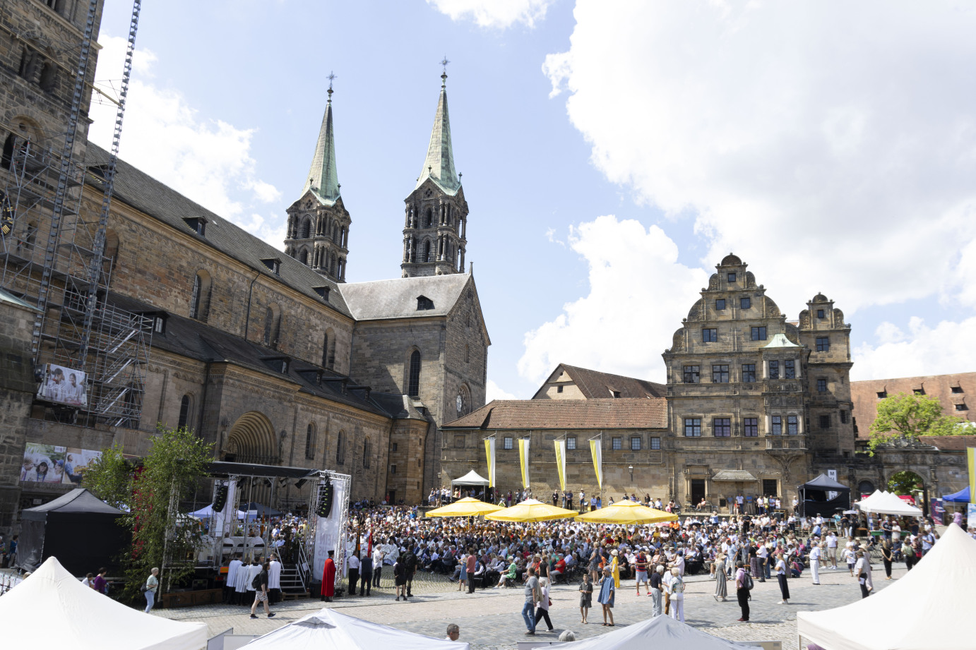 Bühne auf dem Domplatz beim Heinrichsfest 2024